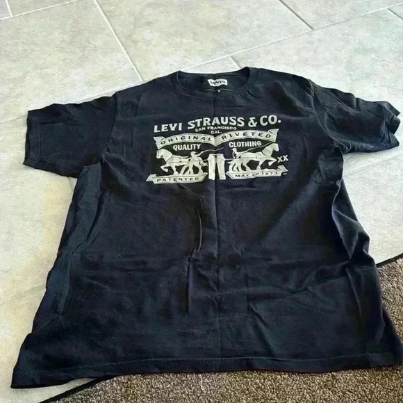 Black Levi’s Tee - Picture 1 of 3